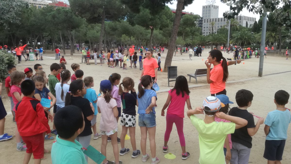 Aquest matí  2.280 alumnes de les escoles i instituts del barri de l'#EsquerraEixample participen en la XX Jornada Anual del <a href="/camiamic/">Camí Amic</a>.

🎶🧩🌿Amb competicions esportives, espectacles, música i jocs.

ℹ️ via.bcn/CiuQ50OJNm3