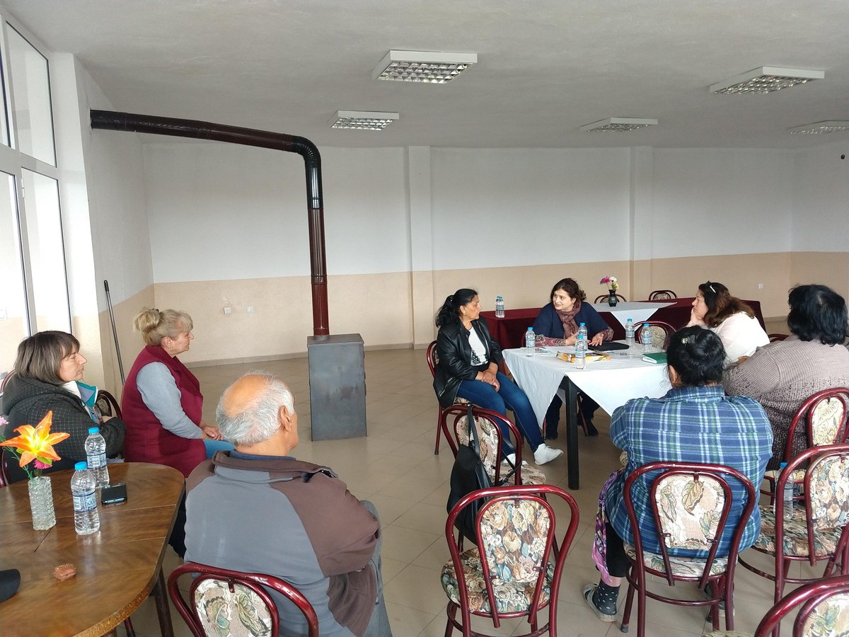 ROMACT_EC_CoE's tweet photo. #ROMACT process continues in #GeneralToshevo🇧🇬
Our facilitator & representatives of the local Roma communities met with inhabitants from city centre & villages to discuss about #education #health #housing #employment & invite them to join the #communityactiongroup
#EU4Roma https://t.co/d3IscTs9pg