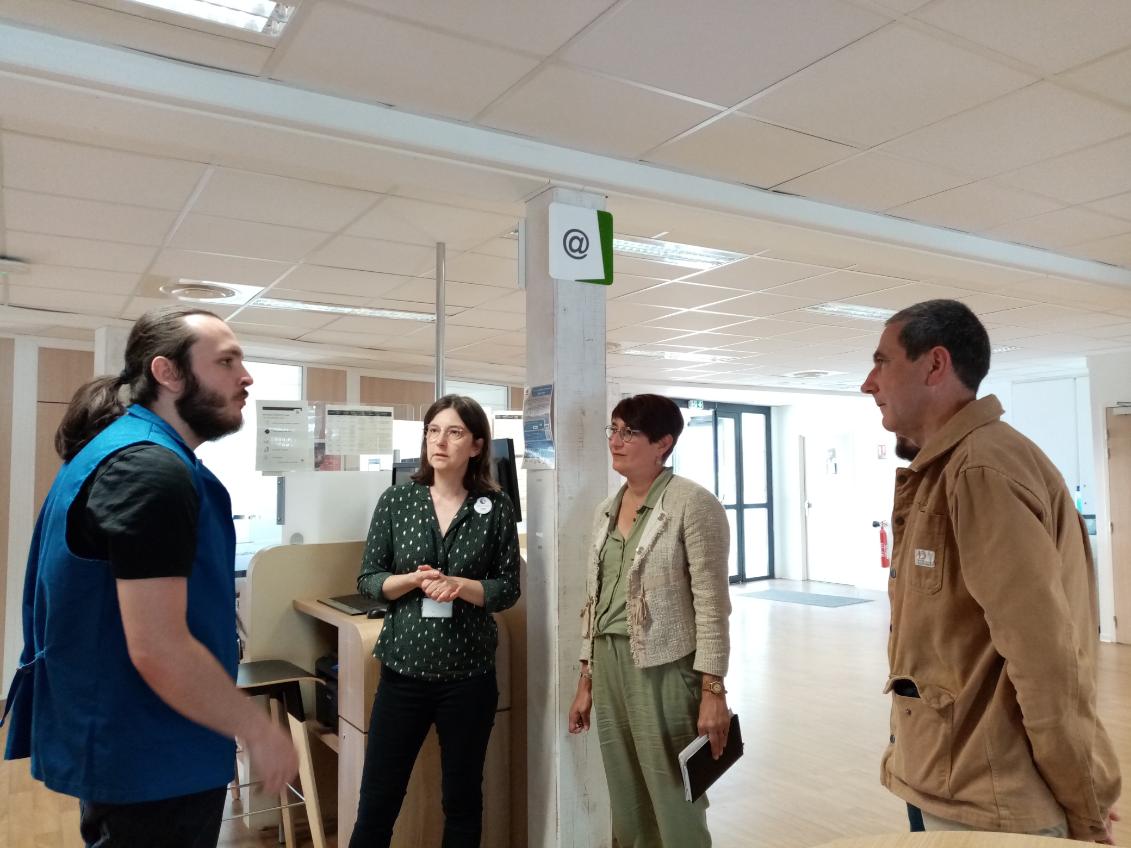 [#TousMobilisés] 📢L'agence @poleemploi_HDF  #Longuenesse ouvre ses portes aux élus locaux : 
🚩échanges sur l’accompagnement proposé aux demandeurs d’emploi et aux entreprises pour accélérer les recrutements ⏩Ensemble pour l’emploi💪
#AvecPoleEmploi