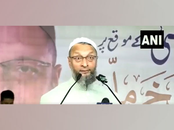 ani_digital's tweet photo. 'Who is Godse-Apte ki aulad?' asks AIMIM chief Owaisi on Fadnavis' 'Aurangzeb' remarks over Kolhapur clashes
Read @ANI Story | https://t.co/zN8Ci8pC8e
#AsaduddinOwaisi #Aurangzeb #Kolhapurclashes https://t.co/CcCDqaO3Da