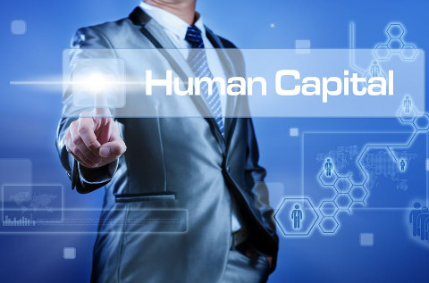 El modelo de trabajo híbrido presenta diferentes variantes, elegir la más adecuada puede suponer un gran desafío para las compañías. Los departamentos de RR.HH. juegan un papel fundamental para  buscar la equidad y el bienestar de los diferentes equipos.ow.ly/y54p50OEFgq