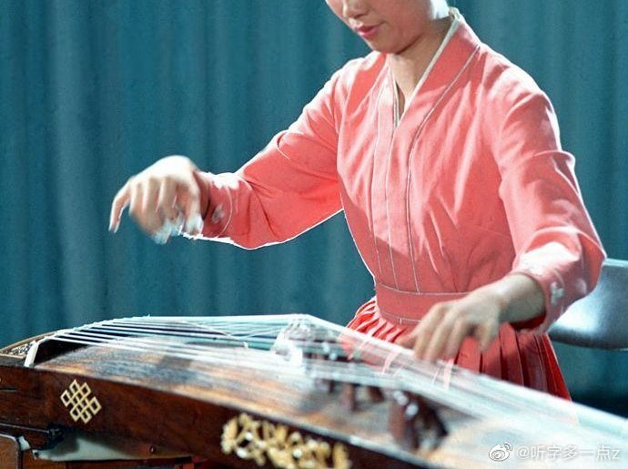 江青裙 • Jiang Qing dress 江青女士在1974年,结合中国唐宋元时期的女性服饰特点,设计的一款带有y领及圆领的女性国服, 此 ...