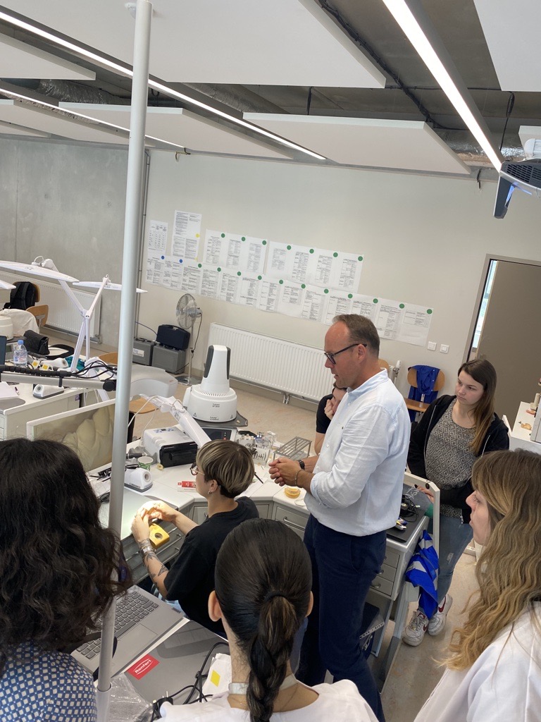 CampusSudMetier's tweet photo. ➡️Retour sur la présentation de gamme #RENFERT pour les prothésistes dentaires du #CampusSudMetiers
➡️Focus sur la technique d'impression 3D ORTHO DENTISTE avec EASYVIEW +
Plus d'informations sur nos formations :
https://t.co/gtPl70ElL6
#CSMlife #Cmonfutur https://t.co/d9vdgnfbtU