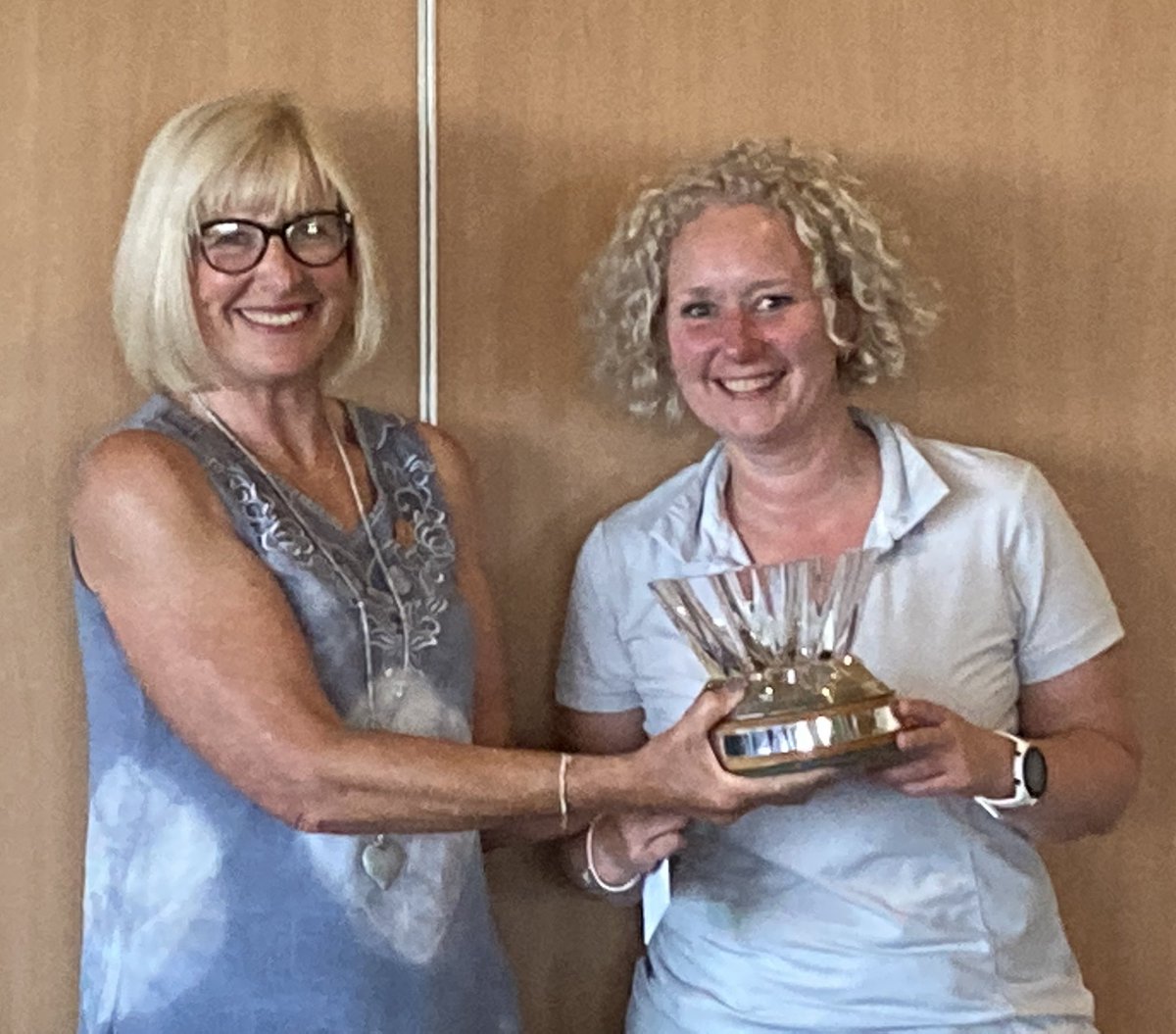 That’s what a winner looks like ⛳️🎉
<a href="/JoVerity/">Jo Verity</a> nett 67
Winner of the 2’s final 🏆
#ladiesgolf
#major
