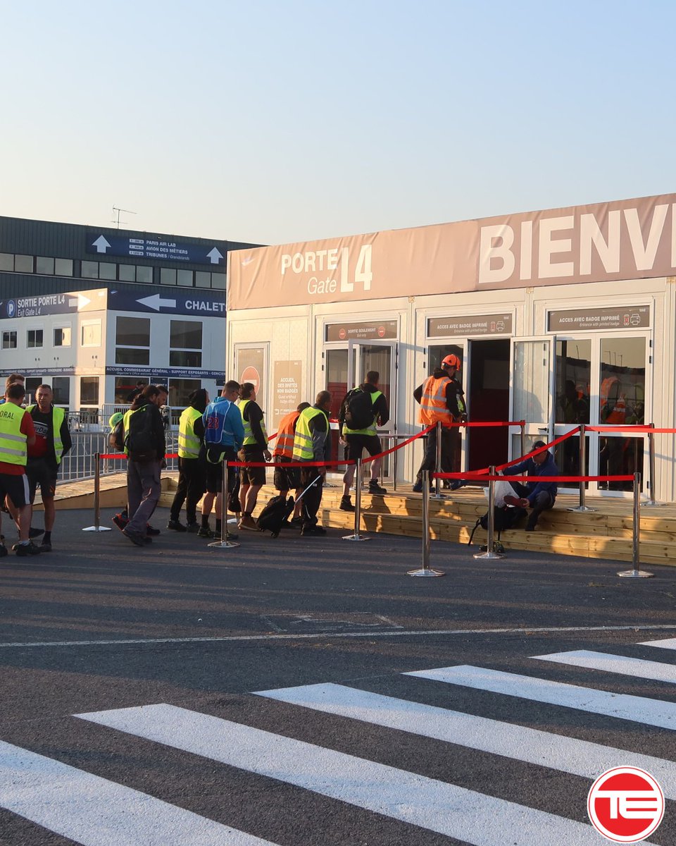 TechEvent1's tweet photo. Une partie des équipes a quitté le bureau !😨… Pour se rendre sur le @salondubourget !

Mais pourquoi ?
S'assurer de l'installation de notre matériel, ouvrir les accueils montage et l’accueil exposant !

Eh oui, nos équipes sont présentes sur place y compris pendant le montage ! https://t.co/JVdcXeqAbb