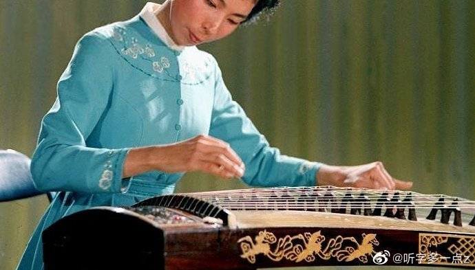 江青裙 • Jiang Qing dress 江青女士在1974年,结合中国唐宋元时期的女性服饰特点,设计的一款带有y领及圆领的女性国服, 此 ...