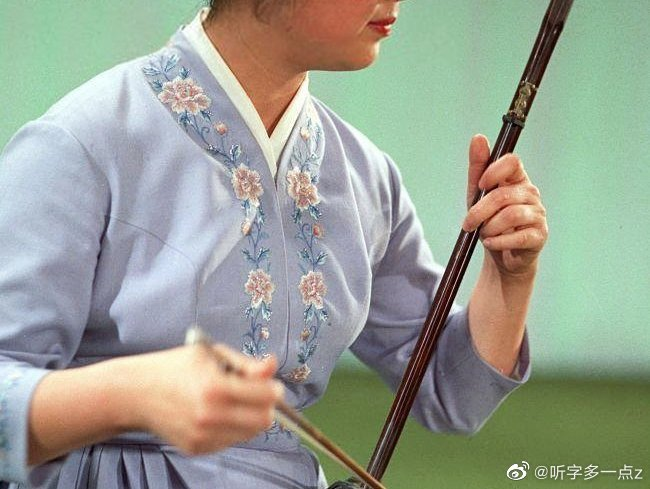 江青裙 • Jiang Qing dress 江青女士在1974年,结合中国唐宋元时期的女性服饰特点,设计的一款带有y领及圆领的女性国服, 此 ...