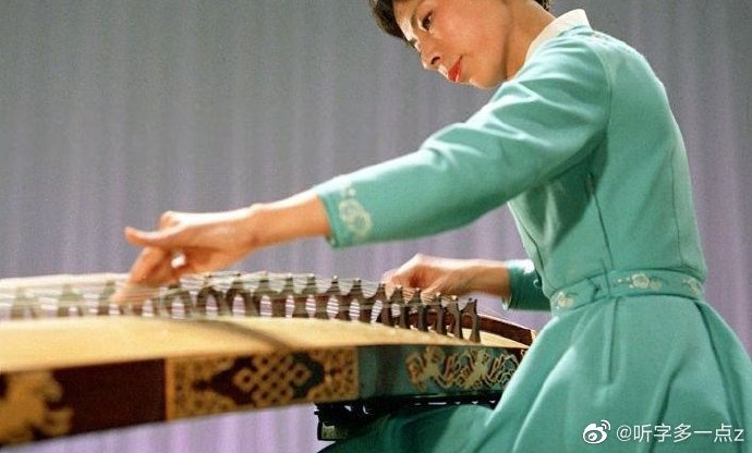 江青裙 • Jiang Qing dress 江青女士在1974年,结合中国唐宋元时期的女性服饰特点,设计的一款带有y领及圆领的女性国服, 此 ...