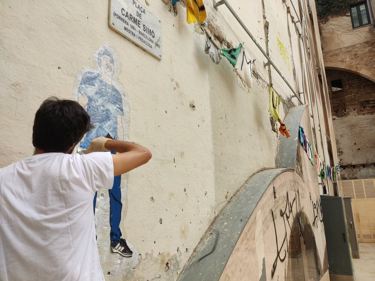 "La paraula veïnatge, aquí, al Gòtic, segueix més viva que mai" diu Catalina Florit després de conèixer el barri i a la seva gent. 

Us ho expliquem avui i demà en 2 rutes dramatitzades on veureu l'art urbà del Joan Aguiló i descobrireu la vida d'alguns dels seus HEROIS ANÒNIMS