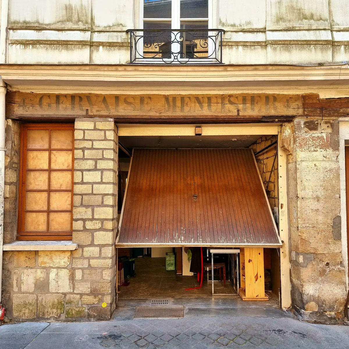 60secondparis's tweet photo. Lots of 'once was' Paris about. Just needta' kinda go find..   here: rue SAINT-GERMAIN l'AUXERROIS ....   #Paris #France #architecture #urban #History https://t.co/NgrwIMgMoj