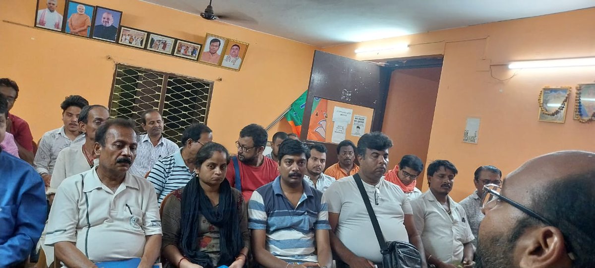 AsansolBjpDist's tweet photo. @narendramodi জির নেতৃত্বে সেবা সুশাসন এবং গরিব কল্যাণের 09 বছর পূর্তি উপলক্ষে আসানসোল উত্তর বিধানসভা কার্যালয়ে মন্ডল টীমের উপস্থিতিতে বিভিন্ন কার্যক্রমের রূপরেখা তৈরি হলো।

#9YearsOfSeva 

@BJP4India @BJP4Bengal https://t.co/b9NQzU5eUH