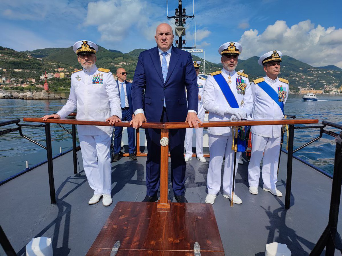 ItalianNavy's tweet photo. Rassegna navale del Ministro della Difesa Guido Crosetto: #naveGaribaldi #naveVulcano, #naveVespucci, #naveAlpino, #naveMarceglia, #naveThaondeRevel, #SmgScirè, #naveItalia, #naveChioggia, #naveTedeschi https://t.co/XyOZjEgmVH