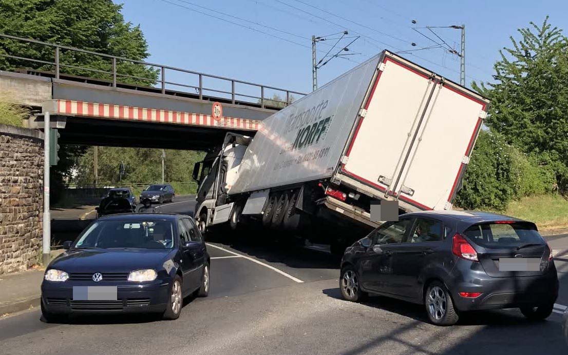 Die Rhöndorfer Straße (Bad Honnef) ist in beide Richtungen gesperrt. Bitte weiträumig über L331 (Margarethenhöhe) L 83 & Schmelztalstraße umfahren, da die B 42 wegen Bauarbeiten zwischen Rhöndorf und Königswinter bis 12.06.2023 gesperrt ist.