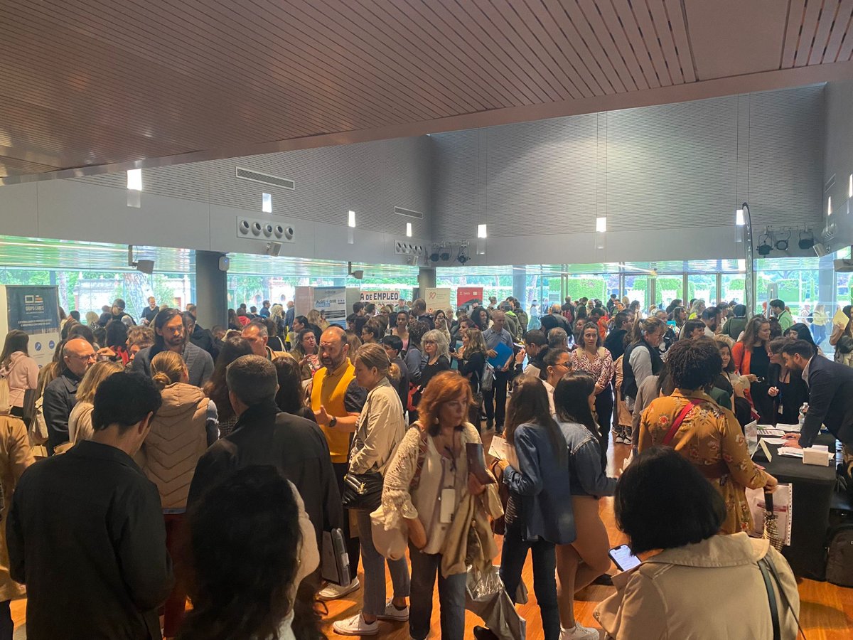 laruecaas's tweet photo. En la #udcretiro estamos felices 🤩 de compartiros el éxito, por segundo año de la Feria de Empleo de Retiro
La lluvia no desanimó 💪 a las más de 1000 personas que se pasaron por allí☔
Queremos agradecer a @Alamedillas y a la #jmdretiro la confianza en nuestro equipo de trabajo https://t.co/jiOwBwEkXF
