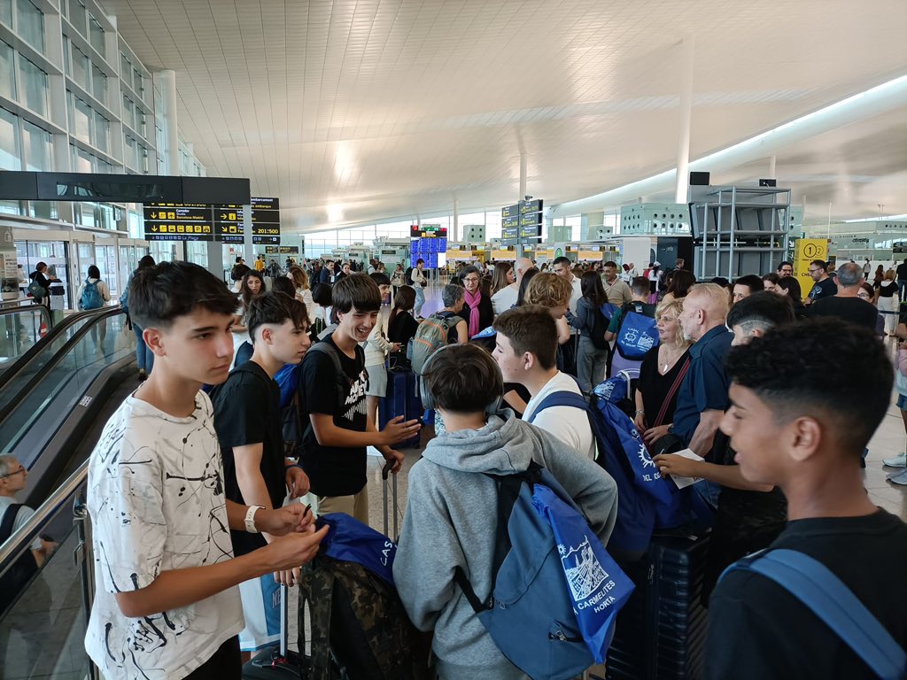 escreginahorta's tweet photo. Els nostres alumnes d'ESO estan a punt d'iniciar el seu viatge d'estada lingüística a Irlanda! Bon viatge i a experimentar i aprendre moltes coses. #elreginacreixambtu #ProgramaCreix #ExploraRegina https://t.co/nRHk1enlLj @carmelitasdjose https://t.co/7MrI895NDm