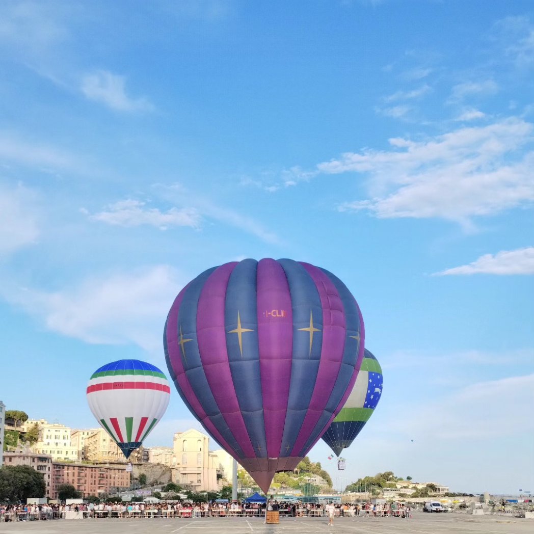 Che magia ieri sera nel favoloso <a href="/comunedigenova/">COMUNE DI GENOVA</a> le nostre tre #mongolfiere a ritmo di musica per @theoceanracegenova_grandfinale 

Mare, cielo ed emozioni!

Complimenti a @euphoria_genova per la regia e a <a href="/sbatta/">Samantha Battaglia</a>.zappy e @noisynutsdj

#mongolfiera #mare #volo #liguria #music