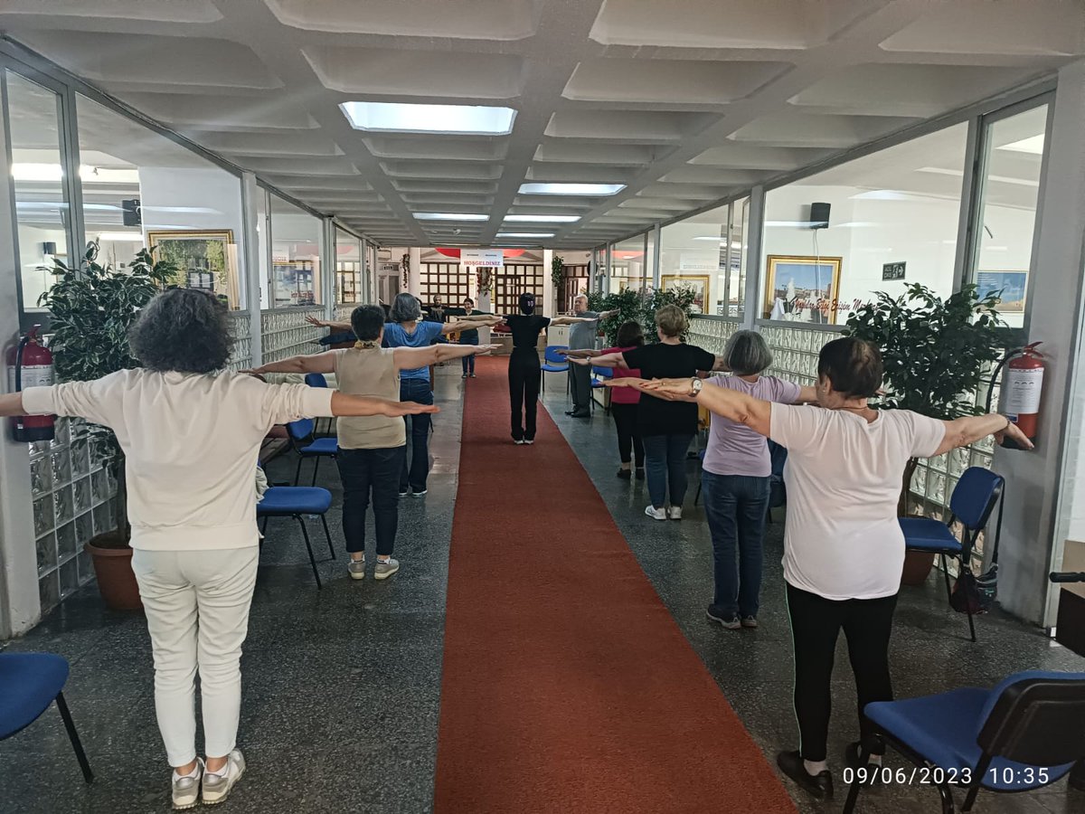 1955Agustos's tweet photo. @mansuryavas06 @ankarabbld @AdnanTatlisu @mizrakesin @OnsoySEMA Nefes  yoga derslerini veren Zehra Hocama çok teşekkür ediyoruz çok faydasını görüyoruz iyi ki var🧿 https://t.co/Py2stf0ahn