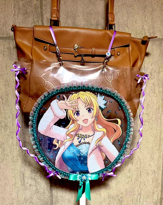 やっと出来た…! 名刺交換中も、うちわを綺麗に保管しつつ見せたかったので、うちわカバーを自作してみました街中も持てるようにカバーも作りました!リボンが見えるのはセーフにして下さいという事で! 明日は現地で皆様にお会いできるのを楽しみにしております!