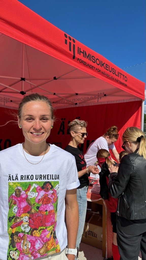 ihmisoikeus's tweet photo. Pitkän pelaajauransa äskettäin päättänyt @essisainio NYT (klo 11-14) tavattavissa #StadiCup:in #ÄläRikoUrheilua-teltalla Käpylässä! Tule moikkaamaan! @HelmaritFI @HJKNaiset @hjkhelsinki https://t.co/LFr93AnTgp