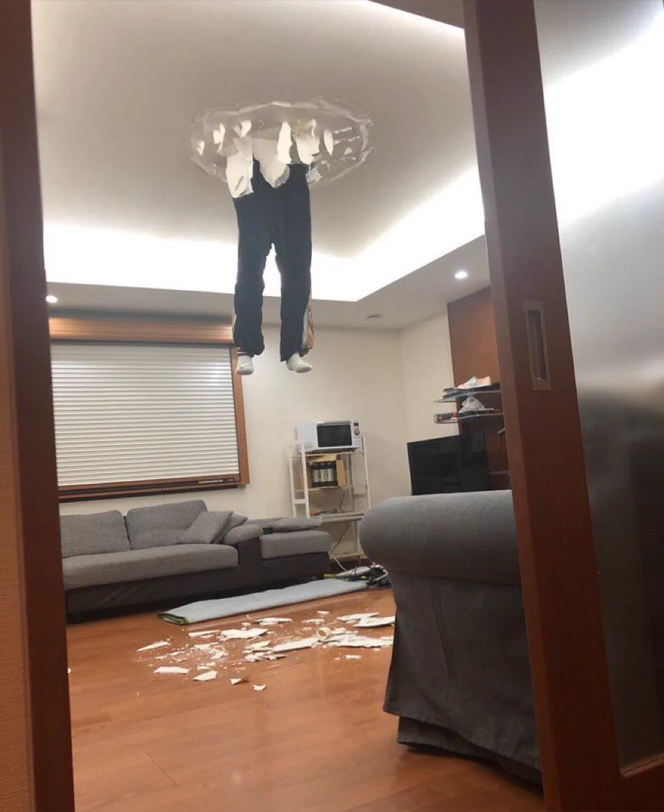上の住人が落ちてきた？！天井に人が刺さっている！大丈夫という返事も返ってきた！