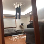 上の住人が落ちてきた？!天井に人が刺さっている!大丈夫という返事も返ってきた!