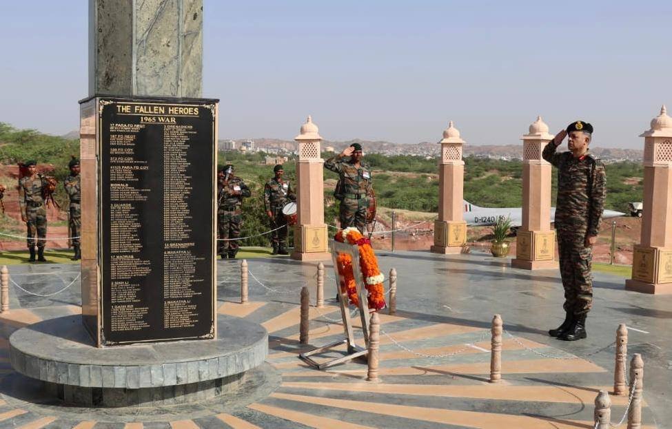 Lt Gen Mohit Malhotra took over as General Officer Commanding of #DesertCorps. 

On assuming command, the General Officer paid tributes to the #Bravehearts & exhorted All Ranks to continue working with zeal & enthusiasm.