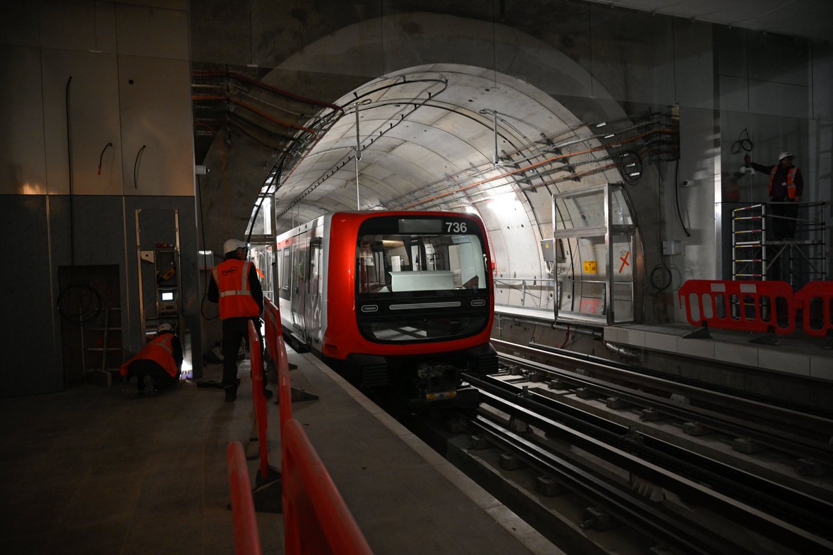 SYTRALmobilites's tweet image. ⏱ Dernière ligne droite avant la mise en service en octobre !

🚇 Ce matin, @brunobernard_fr et les élus SYTRAL Mobilités effectuent le trajet du @ProlongMetroB à bord des nouvelles rames, accompagnés des mairies de @VilledOullins et @st_genis_laval

Tour d&apos;horizon complet 🧵⤵