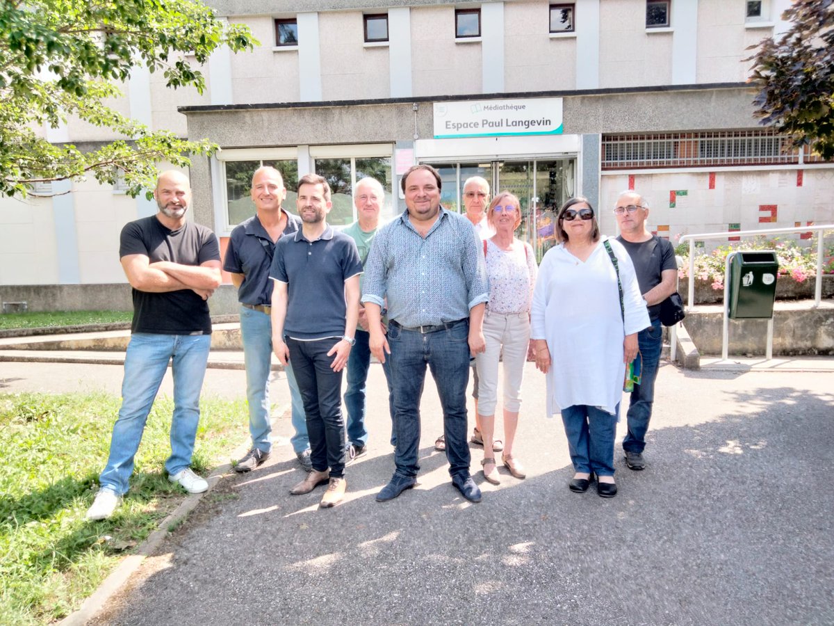fabien_gay's tweet photo. Heureux d'avoir été accueilli hier à Saint-Martin-d'Hères par David Queiros, son équipe et les camarades. De beaux projets en vue pour les Martinérois-es, qui peuvent compter sur un Maire combattif et determiné ✊🏼 https://t.co/0hDstZgDOY
