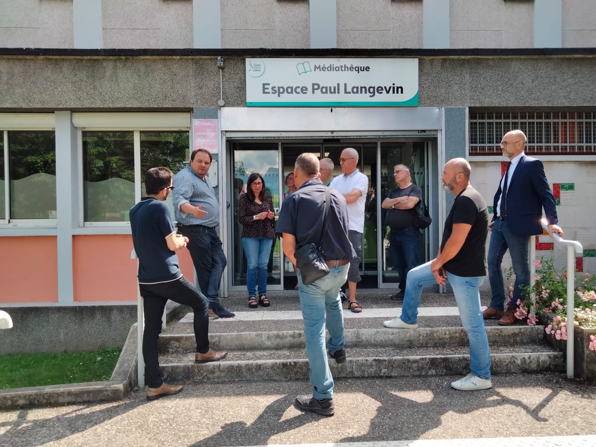 fabien_gay's tweet photo. Heureux d'avoir été accueilli hier à Saint-Martin-d'Hères par David Queiros, son équipe et les camarades. De beaux projets en vue pour les Martinérois-es, qui peuvent compter sur un Maire combattif et determiné ✊🏼 https://t.co/0hDstZgDOY