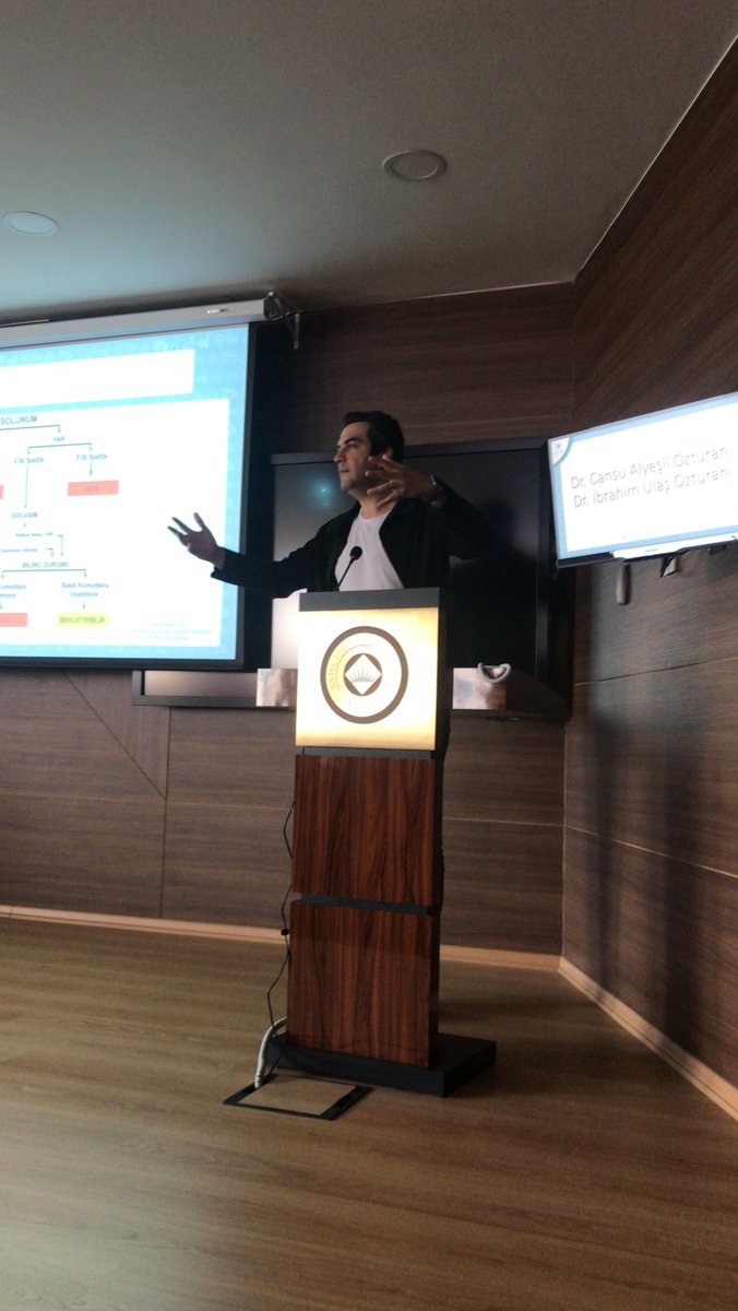 BAU TIP II. Intern Sempozyumu: Hekimliğin Eşiğinde: 5. gün Dr. Cansu Alyeşil Özturan ve Dr. İbrahim Ulaş Özturan “ Triyaj- Acil Hasta Kimdir? ” konulu konuşmasını yapıyor. 👏🏻