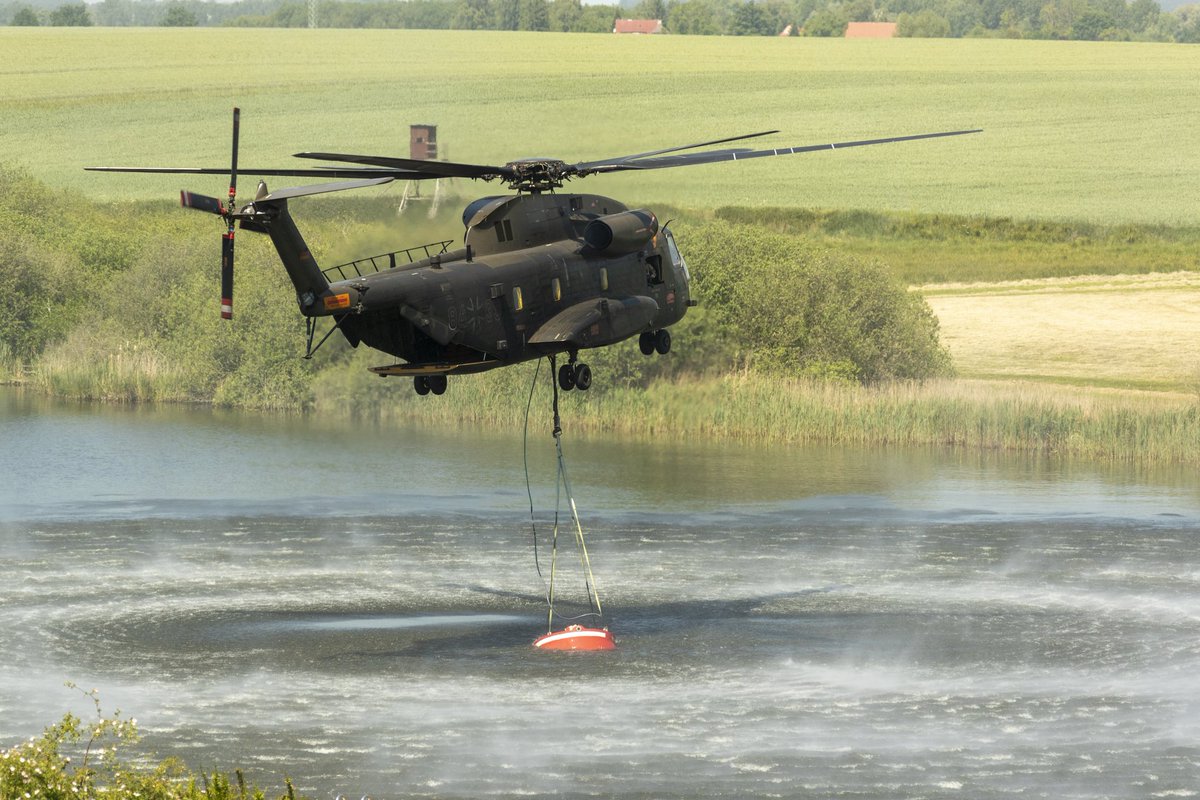 Team_Luftwaffe's tweet image. Unsere #CH53 flog gestern 16 Löschangriffe und hat insgesamt 80.000l Wasser zur Brandbekämpfung verbracht. Das ist fast so viel, wie ein 2-Personenhaushalt pro Jahr verbraucht. Wir unterstützen dort, wo wir gebraucht werden. #StrongerTogether #GoldenitzerMoor #TFK