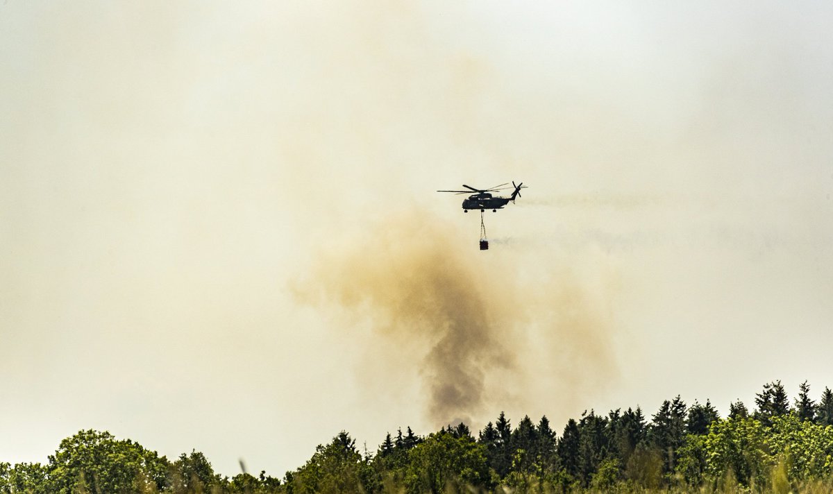 Team_Luftwaffe's tweet image. Unsere #CH53 flog gestern 16 Löschangriffe und hat insgesamt 80.000l Wasser zur Brandbekämpfung verbracht. Das ist fast so viel, wie ein 2-Personenhaushalt pro Jahr verbraucht. Wir unterstützen dort, wo wir gebraucht werden. #StrongerTogether #GoldenitzerMoor #TFK