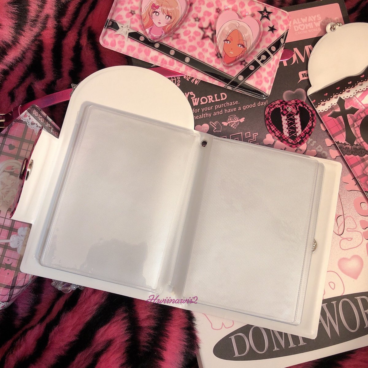 hwiinawii2's tweet photo. ⋆ ˚｡⋆୨୧˚ [แจก]˚୨୧⋆｡˚ ⋆

! เฉพาะ follower !

♡ holder book 1 เล่ม แบบยังไม่แกะ

สุ่มจาก RT 

ประกาศผู้โชคดีวันที่ 20/06 ヾ(o˃‿˂o)ｼ

(ได้ไปไม่เอาไปขายต่อน้า ถ้าไม่อยากเก็บแล้วส่งคืนได้ค่า ที่แจกเป็นตัว test ด้านในสีขาว มีรอยสีแตกหลายจุดอยู่ ถ้าไม่โอเคไม่ต้องรีก็ได้คับ) https://t.co/ihhtooiiIu
