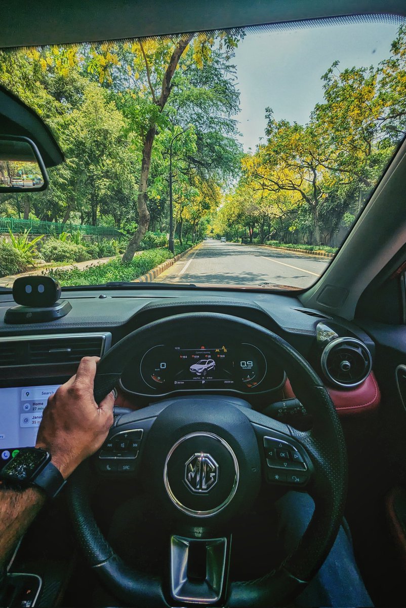 Catching the @MGMotorIn #Astor somewhere in #Delhi during this 'Amaltas (golden shower tree) season. 😍

@MGmotor #MGAstor #photography #photograph #photooftheday @madebygoogle @RunaAhlawat