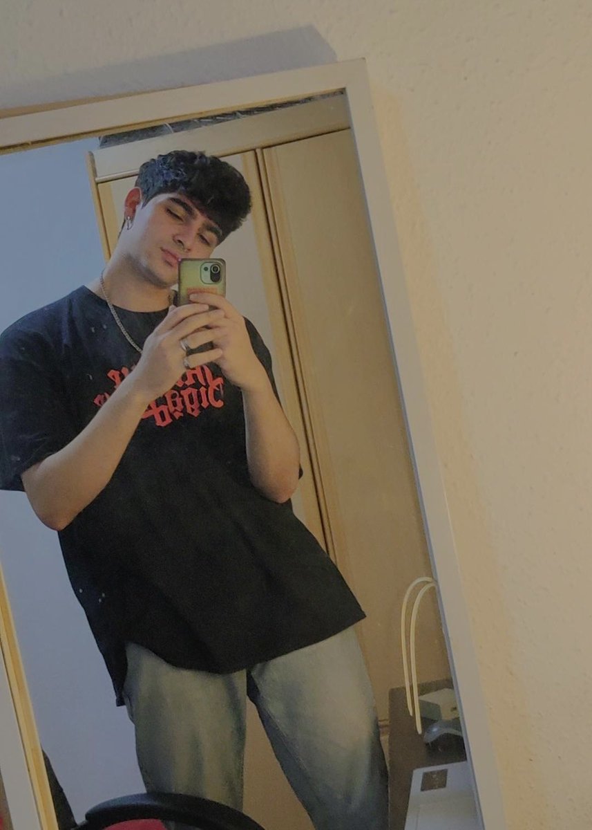 juliacomptonn's tweet image. la que tuitea // su tipo