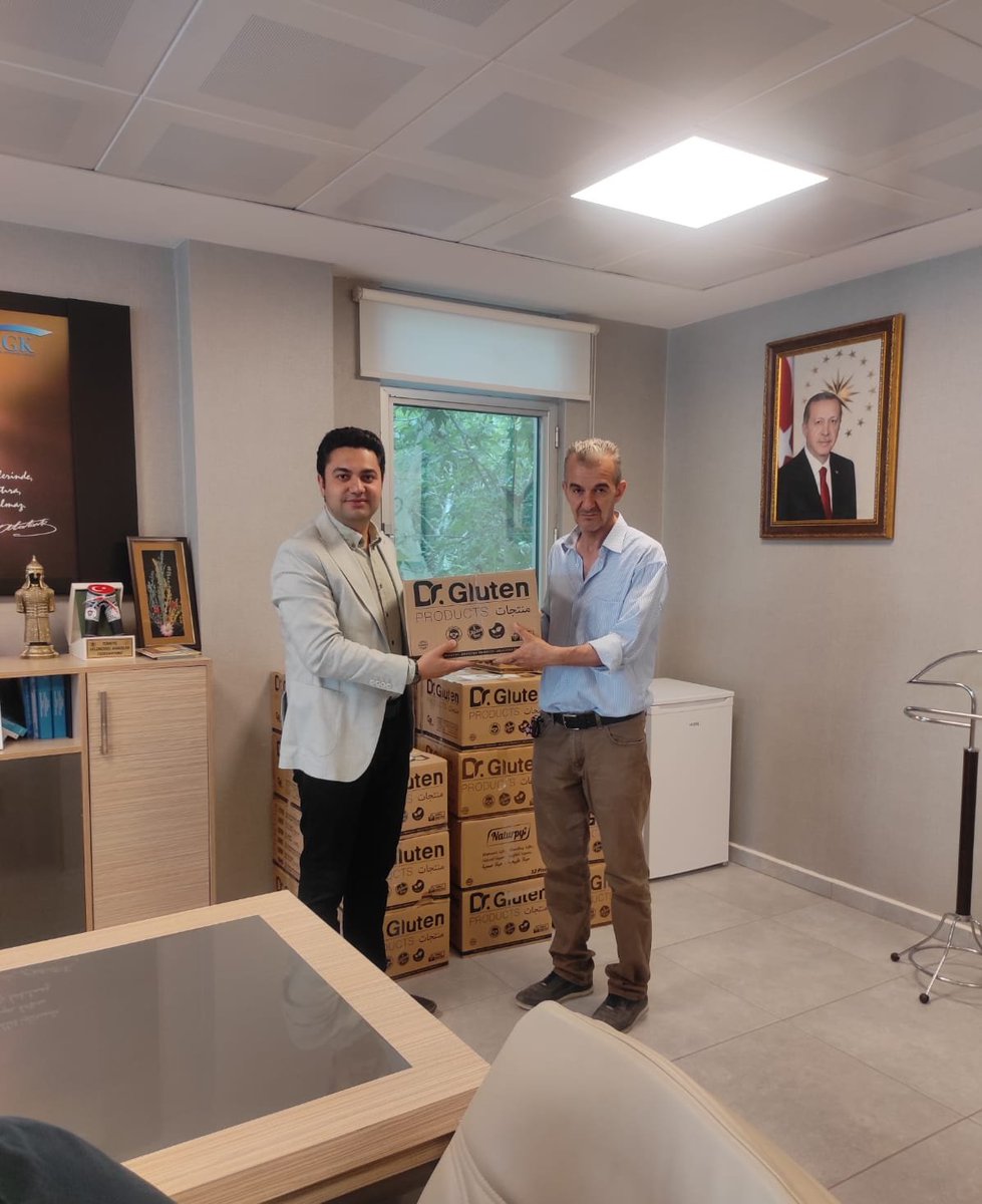 Kaymakamımız Sayın Tarık Buğra SEYHAN;
 İstanbul Avrupa Yakası  Çölyak Dernek  Başkanı Cemalettin KAYMAKÇI tarafından
ilçemizde ikamet eden 'ÇÖLYAK HASTALARIMIZA'verilmek üzere gönderilen 25 adet  glütensiz gıda kolilerini