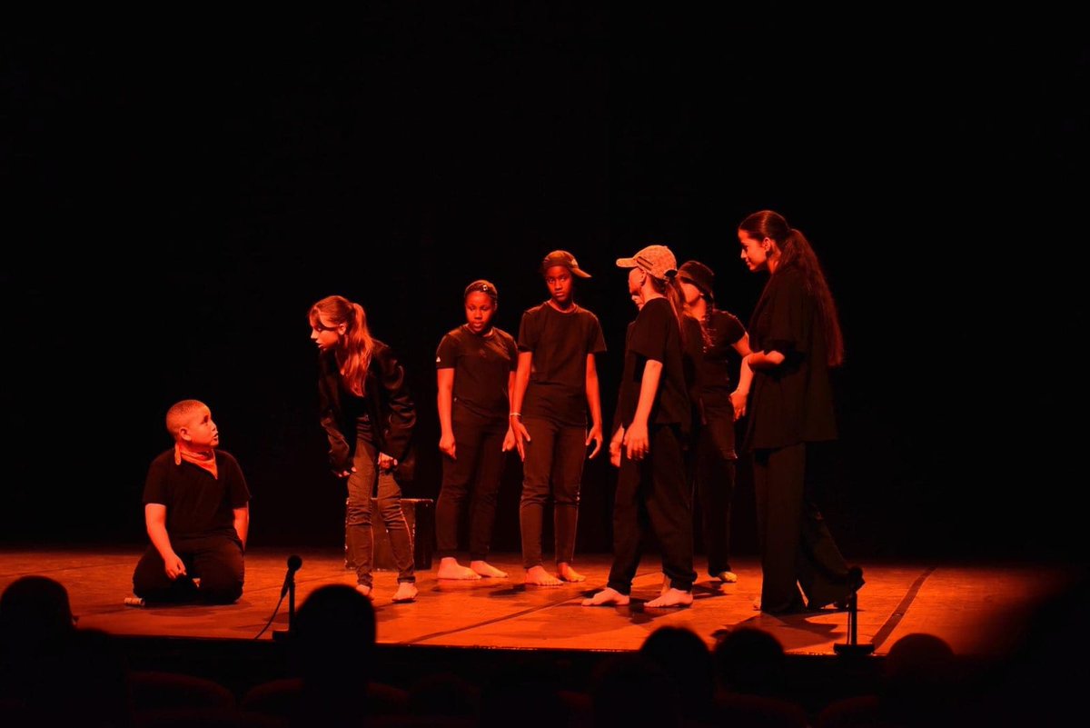 ClgCarnot06's tweet photo. Jeudi dernier, 4eme Focus EAC au @TDG_Grasse pour la représentation des ateliers théâtre et impro scolaires. Bravo aux élèves, à  Jean-Louis Sabatié @EnDcalage et Anne-Laure Janody Cie Théâtre à la source https://t.co/Qi8t8XLNba