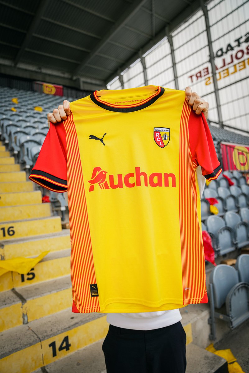ActuFoot_'s tweet photo. 🚨 OFFICIEL ! Puma dévoile le nouveau maillot domicile du RC Lens ! ❤️💛 https://t.co/hpEgSeZ6rW