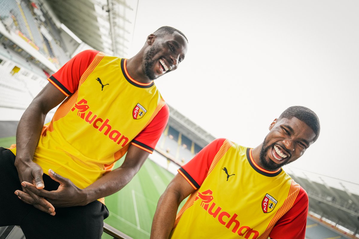 ActuFoot_'s tweet photo. 🚨 OFFICIEL ! Puma dévoile le nouveau maillot domicile du RC Lens ! ❤️💛 https://t.co/hpEgSeZ6rW