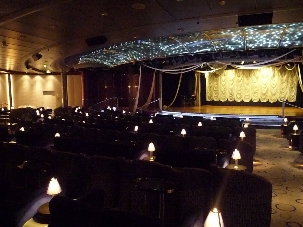 CelebrityworldI's tweet photo. クリスタルセレニティ号の船内散策。ステンドグラスの吹抜けと中心に、ブティックやカジノ、シックな劇場もあります。
#crystalcruises
 #crystalserenity https://t.co/6mNlIadghH