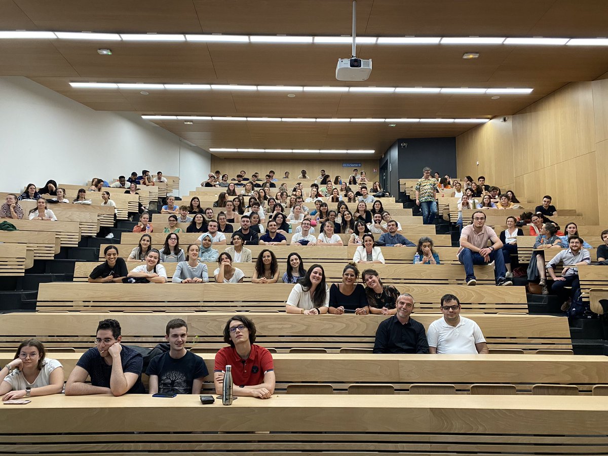 Nous terminons cette semaine par un spectacle de l’Insolite Fabriq : des comédiens en situation de handicap qui délivrent un message de tolérance, de résilience, avec beaucoup d’humour. 

➡️Sur cette photo, comédiens et étudiants, ensemble. 🫶🏻

Merci à tous !

[2/2]