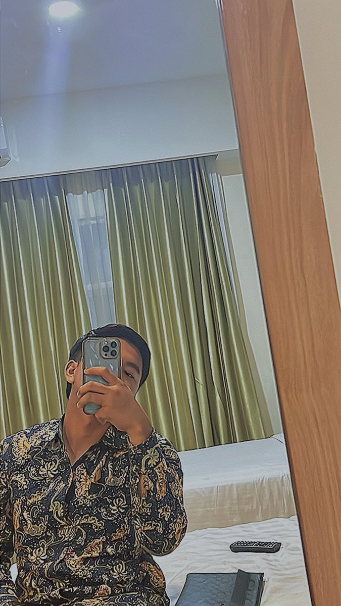 P adu foto pake batik