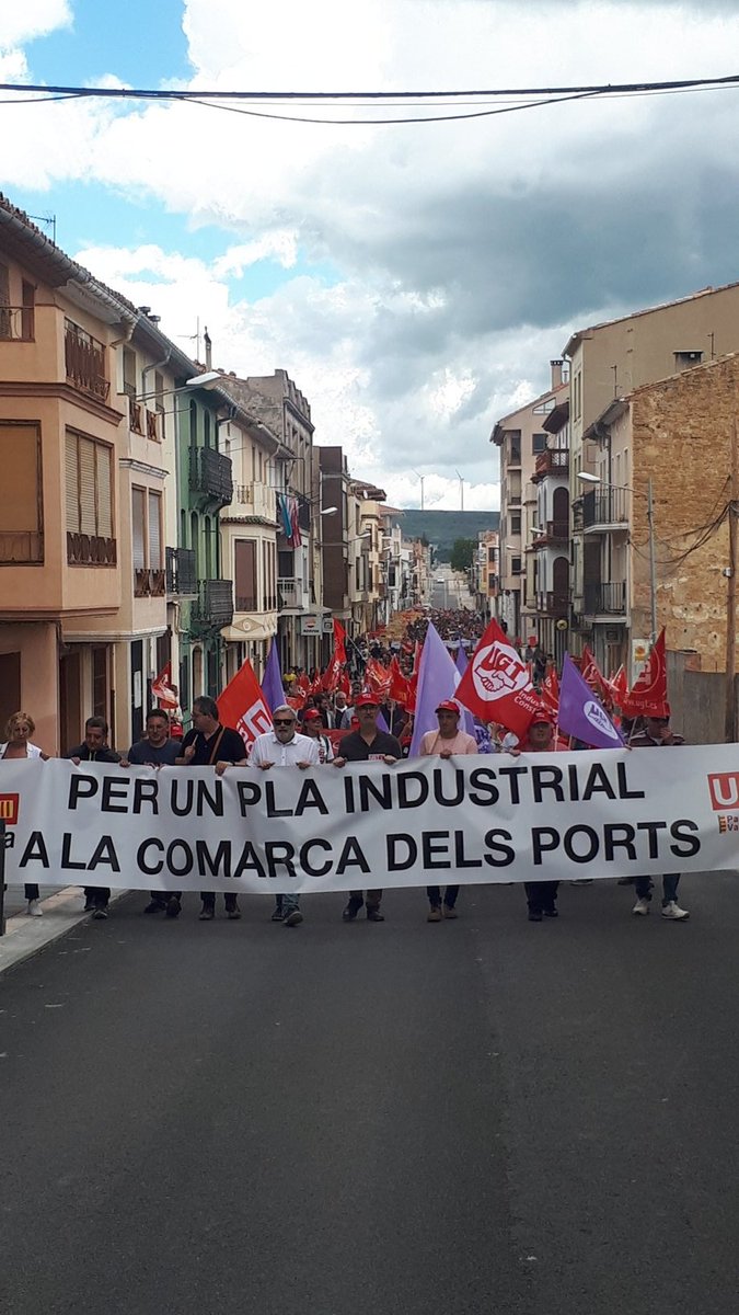violetatena's tweet photo. Així a ull, diria que unes 2.000 persones han clamat a #Vilafranca per un pla industrial per a la comarca dels Ports #MarieClaire https://t.co/VJktM42JIK