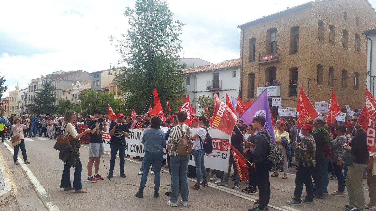 violetatena's tweet photo. Així a ull, diria que unes 2.000 persones han clamat a #Vilafranca per un pla industrial per a la comarca dels Ports #MarieClaire https://t.co/VJktM42JIK
