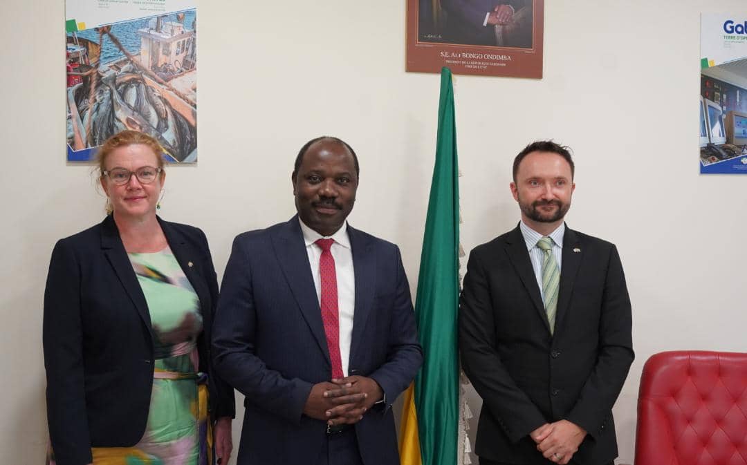 Le ministre <a href="/mbadinga6/">H Mbadinga Madiya</a> et <a href="/harrietmatt/">harriet matthews </a>, la directrice politique, du #Commonwealth et du développement  au ministère des Relations Extérieures du #RoyaumeUni ont échangé ce 8 juin  sur le suivi du protocole d'accord signé  dans les secteurs agricoles et les infrastructures.