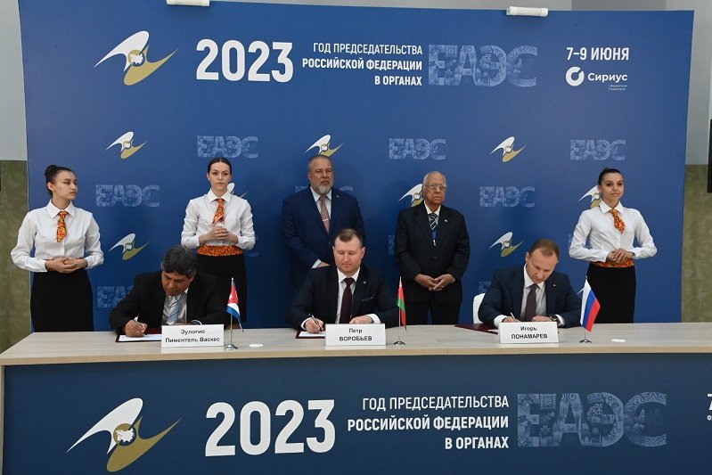 La cooperación bilateral entre #Cuba y varias naciones euroasiáticas se amplía.
Se firmaron tres documentos, que permitirán el desarrollo de dispositivos médicos, la transferencia y asimilación de tecnología, así como el intercambio científico-técnico

juventudrebelde.cu/internacionale…