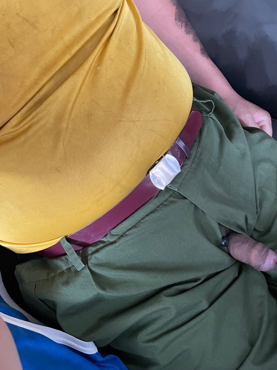 今天天儿很热，穿解放鞋的农民工又出 一身的臭汗，鸡巴不自觉的挺立起来 裤裆里传来一阵阵浓厚的雄臭……鸡巴头儿这么埋汰 你们会嫌弃吗