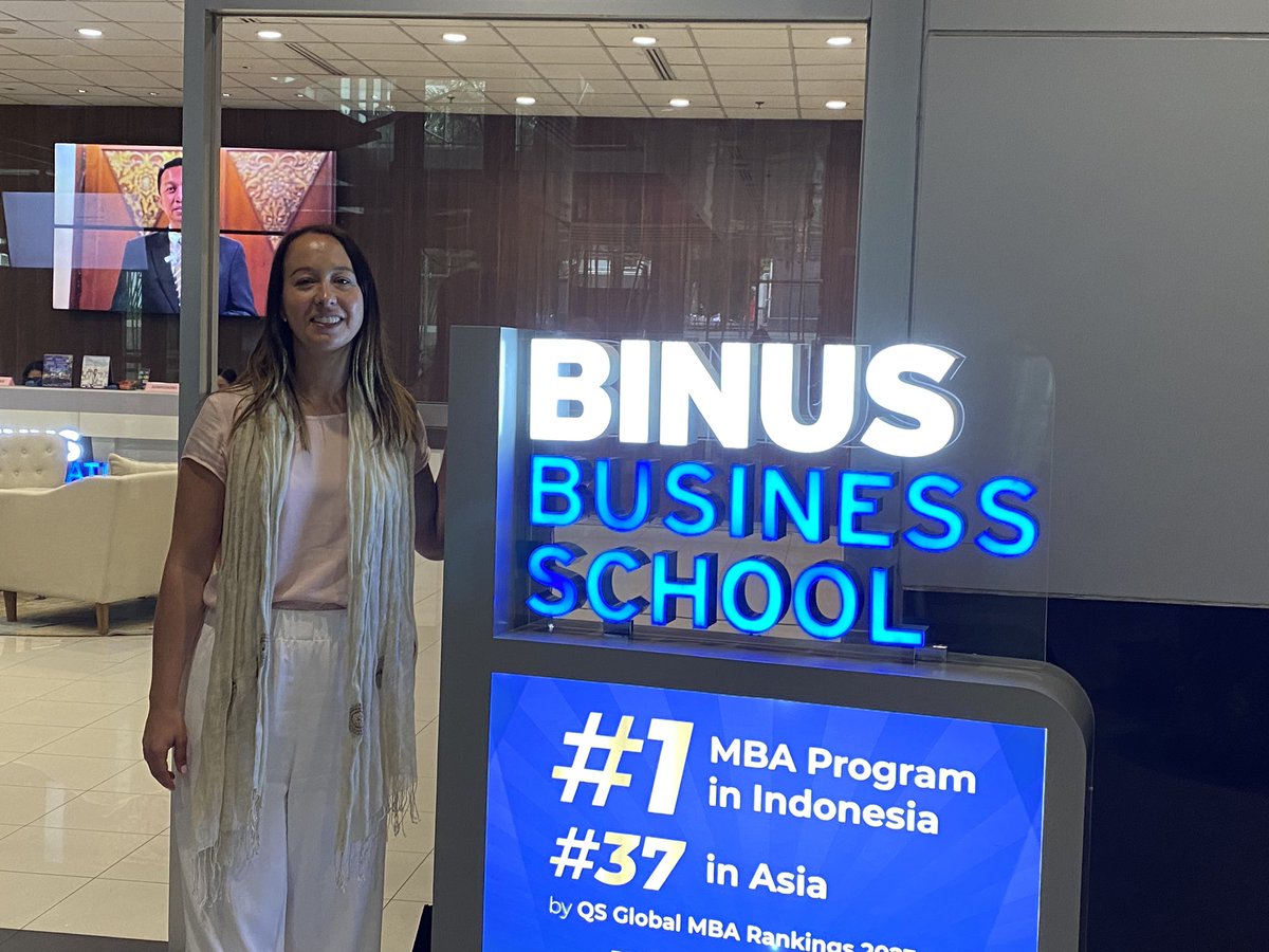 Thank you <a href="/ULGlobal/">UL Global</a> to give us such fantastic opportunity to strengthen ties between the global north and the global south. This is just the beginning for a great collaboration with colleagues from <a href="/BINUS_UNIV/">BINUS UNIVERSITY</a> 
#globalcitizenship #virtualexchange #digitalliteracies #SDG #VR