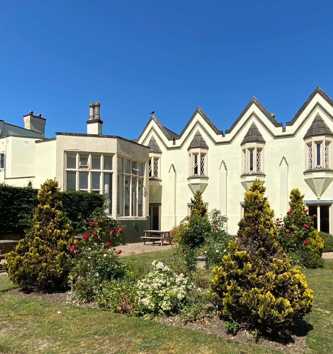 StMarysSchoolGX's tweet photo. When the sun is out, our school grounds are a great escape for our students during lunch or in-between exams. They also provide running tracks, athletics pitches and a rounders pitch for some healthy competition! We hope you enjoy the beautiful weather forecast for this weekend☀️ https://t.co/2iCenl3ZeQ