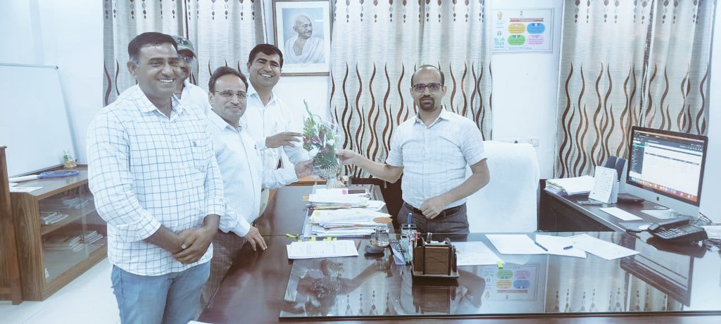 आज निदेशक महोदय जी <a href="/kana_ias/">Kana Ram</a> का रेसला परिवार द्वारा मान सम्मान कर उनसे संगठनात्मक मुद्दों यथा स्थाईकरण,नोशनल,शून्य मेरिट को वरिष्ठता सूची में शामिल करने,उपप्राचार्य न्यायालय स्थगन vacant करवाने,फोर्गो की सूचना मांगकर प्राचार्य  वरिष्ठता सूची जारी करना सहित मुद्दों पर पर वार्ता की